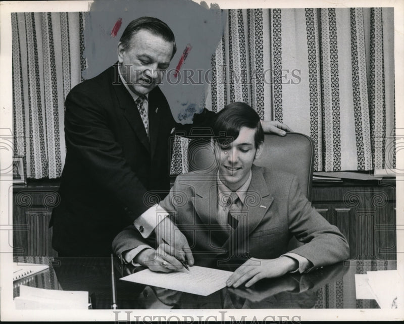 Load image into Gallery viewer, 1971 Press Photo Mayor Raymond Stachewicz with Sam Catania

