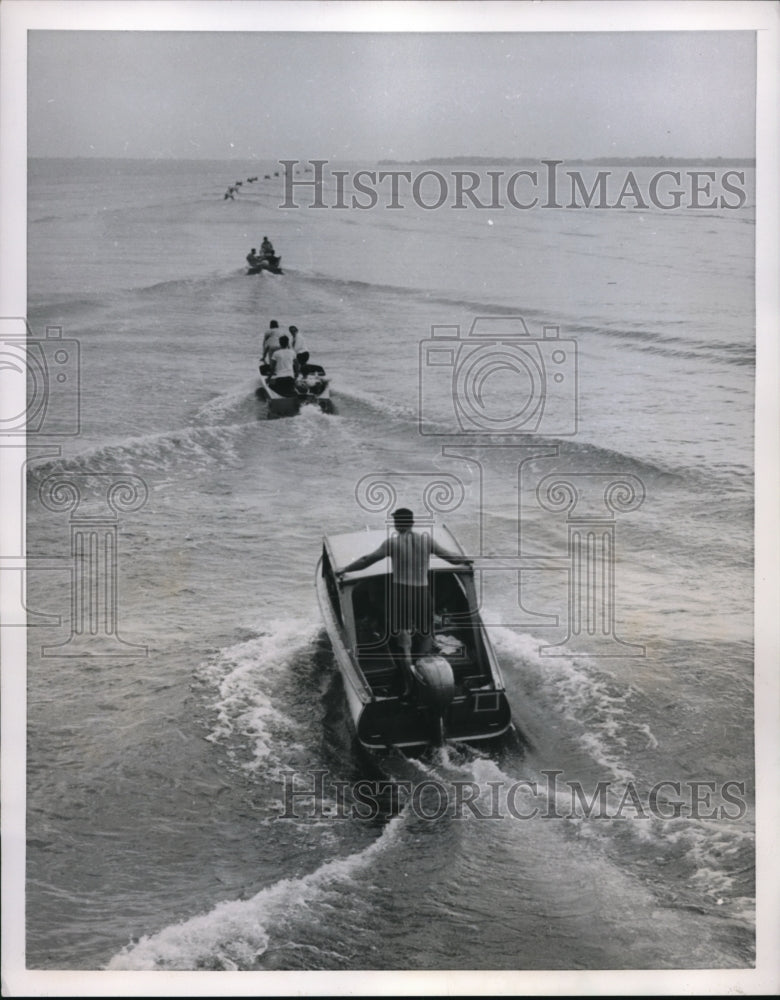 1953 Press Photo Members of Jacksonville Outboard Club Form Line at Lake Harris- Historic Images