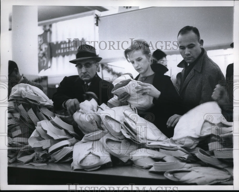 1959 Press Photo Shoppers at clothing depy of a store