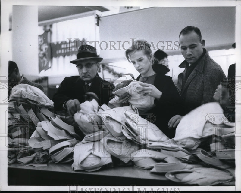 Load image into Gallery viewer, 1959 Press Photo Shoppers at clothing depy of a store
