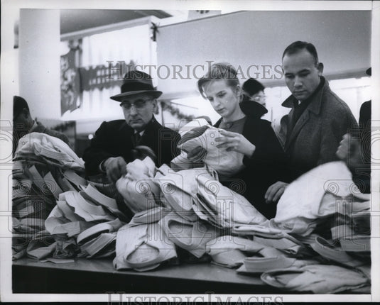 1959 Press Photo Shoppers at clothing depy of a store