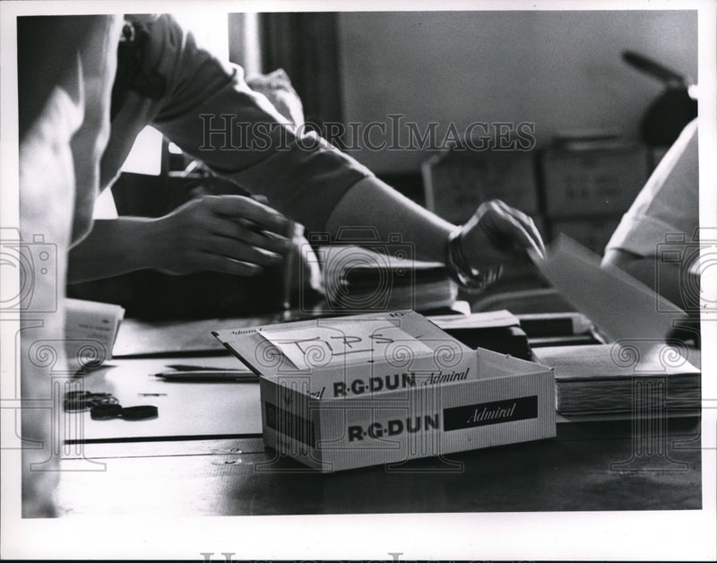 Load image into Gallery viewer, 1964 Press Photo Tip box on counter of a shopping store
