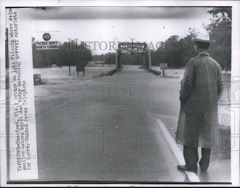 Load image into Gallery viewer, 1957 Press Photo Hoasford Fla Bridge on Lake Talquin flooded

