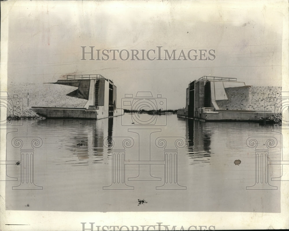 1935 Press Photo Lake Okeechobee in Florida new levee system in place