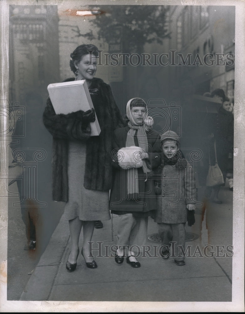 1955 Press Photo Mrs Carl Heinz with kids Wallace & Dale in Cleveland