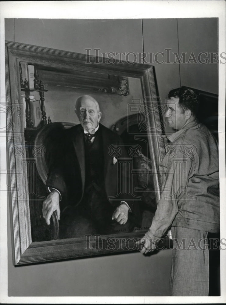 1943 Press Photo John R Voorhis Portrait in Tammany Hall New York City