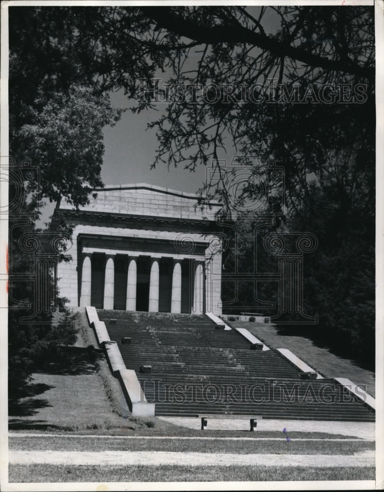Load image into Gallery viewer, Press Photo 56 steps lead to the Lincoln Memorial in Wash DC
