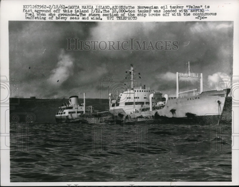 Load image into Gallery viewer, 1961 Press Photo Norwegian oil tanker Velma aground at Santa Maria Island
