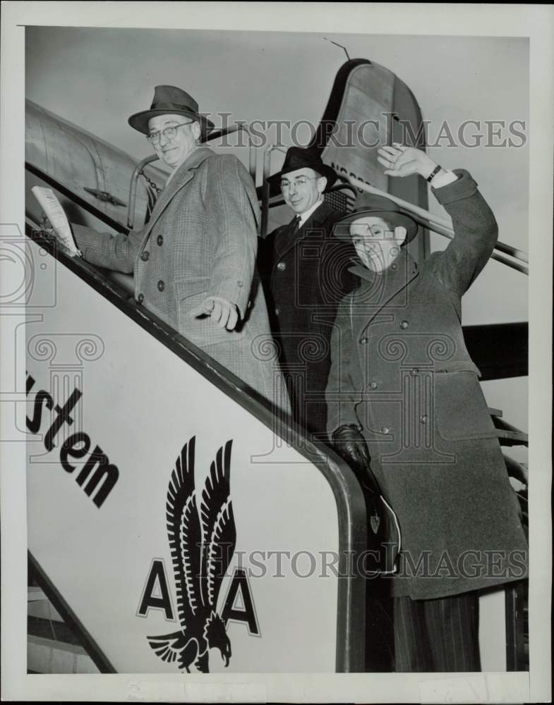 1946 Press Photo Newsmen R Turner, C Judd, G Gaylin board plane in NY for Europe- Historic Images