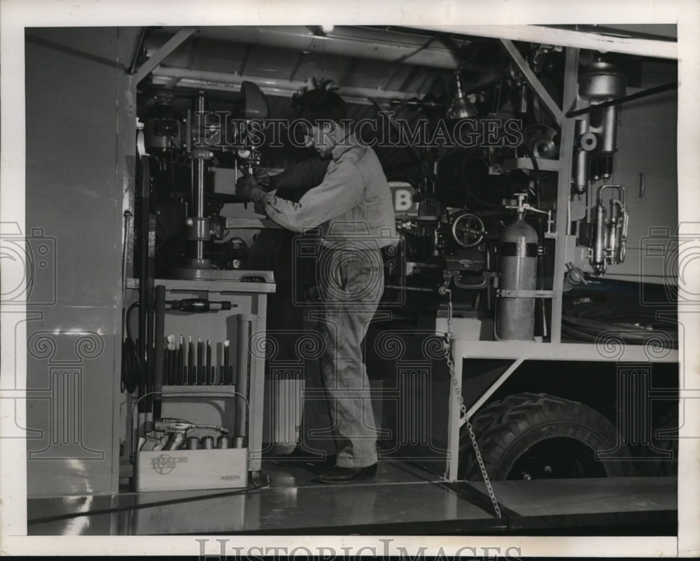 1939 Press Photo Mobile airport diesel engine worked on by KW Couse