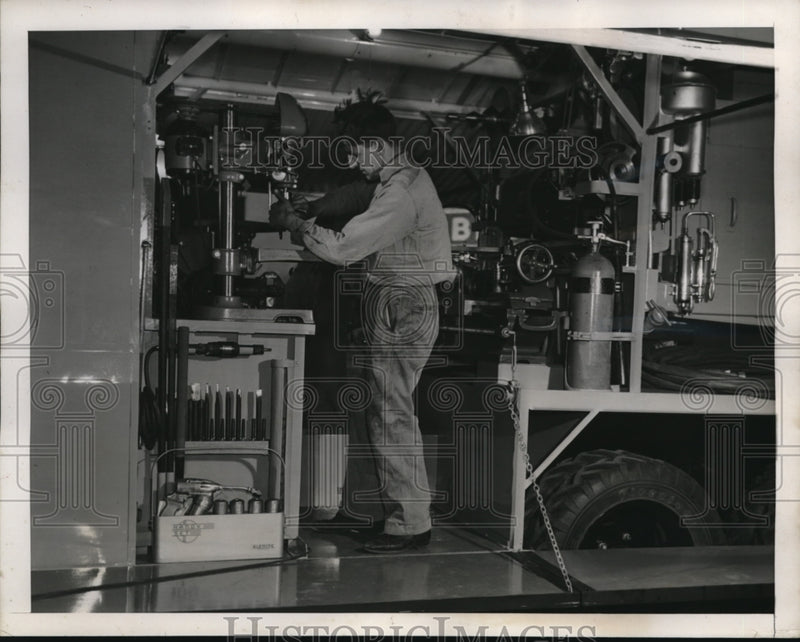 Load image into Gallery viewer, 1939 Press Photo Mobile airport diesel engine worked on by KW Couse

