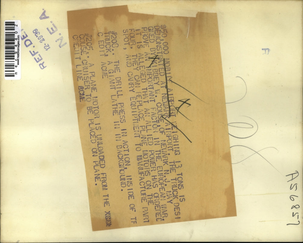 1939 Press Photo Mobile airport diesel engine worked on by KW Couse