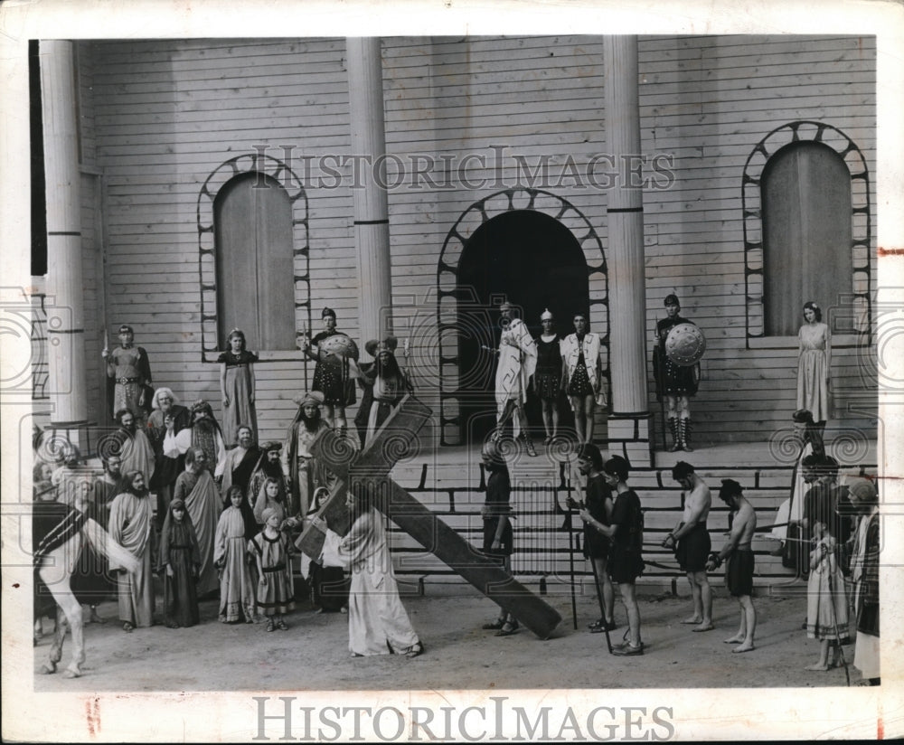 1948 Press Photo Scene of Christ Bearing Cross in Black Hills Passions Play