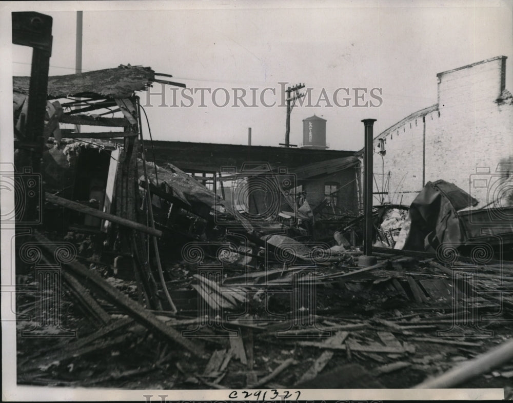 1935 Press Photo Wreckage of a garage fire at truck company in Chicago Ill