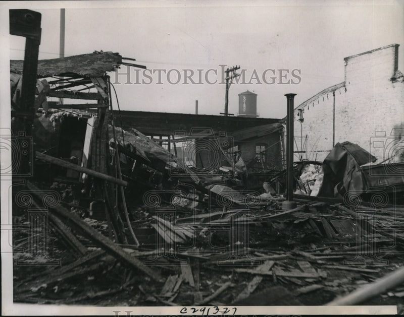 Load image into Gallery viewer, 1935 Press Photo Wreckage of a garage fire at truck company in Chicago Ill
