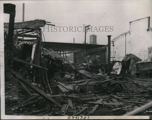 1935 Press Photo Wreckage of a garage fire at truck company in Chicago Ill