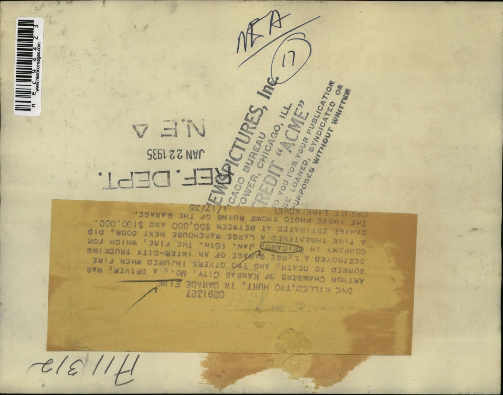 1935 Press Photo Wreckage of a garage fire at truck company in Chicago Ill