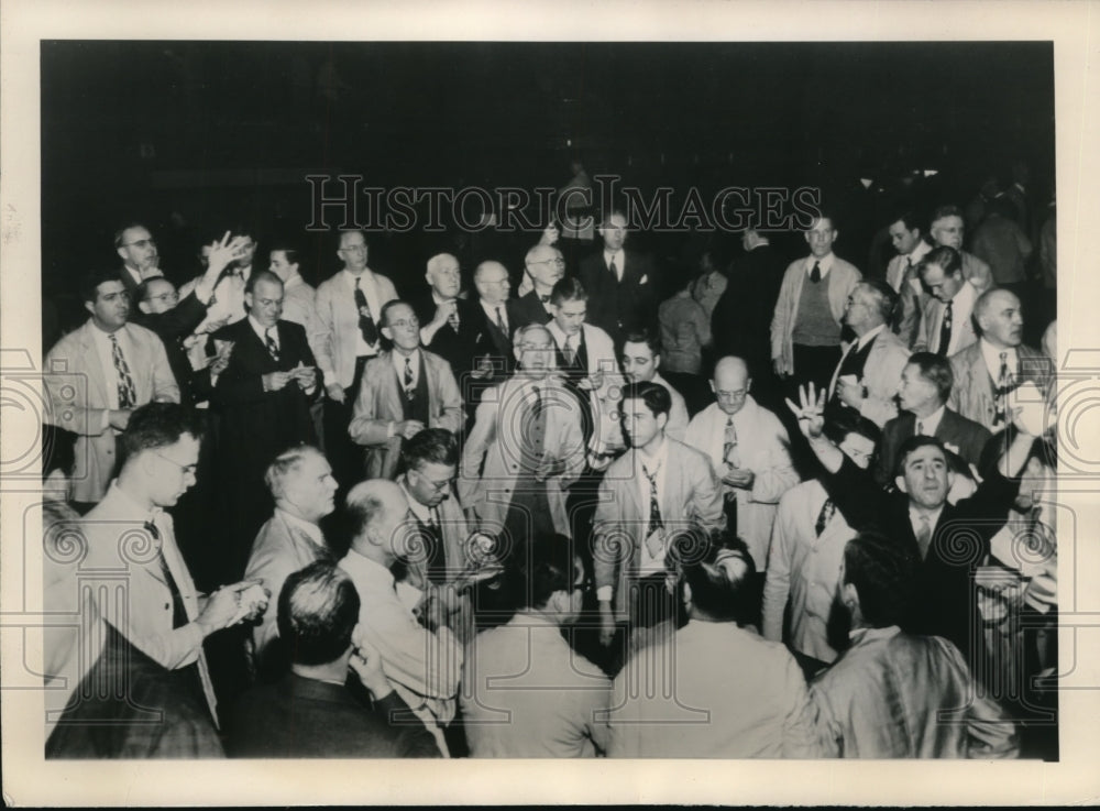 1949 Press Photo Traders in Grain signaling their purchases during session