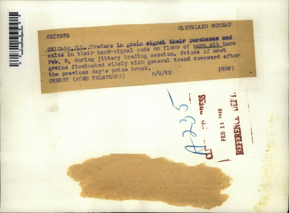 1949 Press Photo Traders in Grain signaling their purchases during session