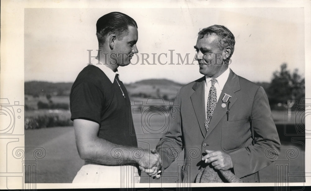 1938 Press Photo Golfer Gus Moreland being congratulated by Fres Reid