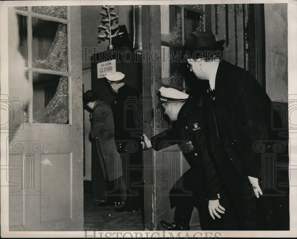 1939 Press Photo Captain James Ryan Officer Charles Mitnic and Sam Lazarus