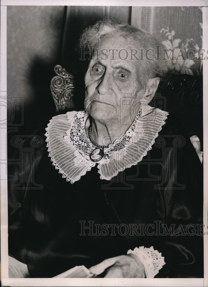 1937 Press Photo 106th years old Mrs Abigail Worthley on hard work for long life