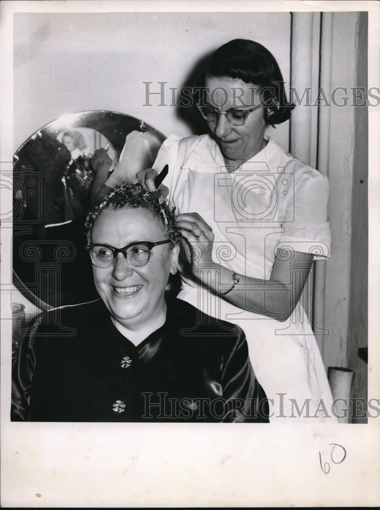 1962 Press Photo A beauty treat to the Ohio's mother of the year, Mrs. Meyer Sr.
