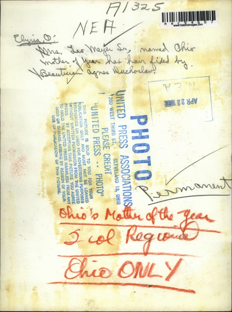 1962 Press Photo A beauty treat to the Ohio's mother of the year, Mrs. Meyer Sr.