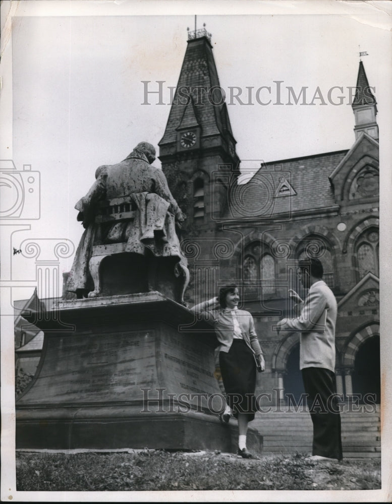 1955 Press Photo A date proposal under a statue