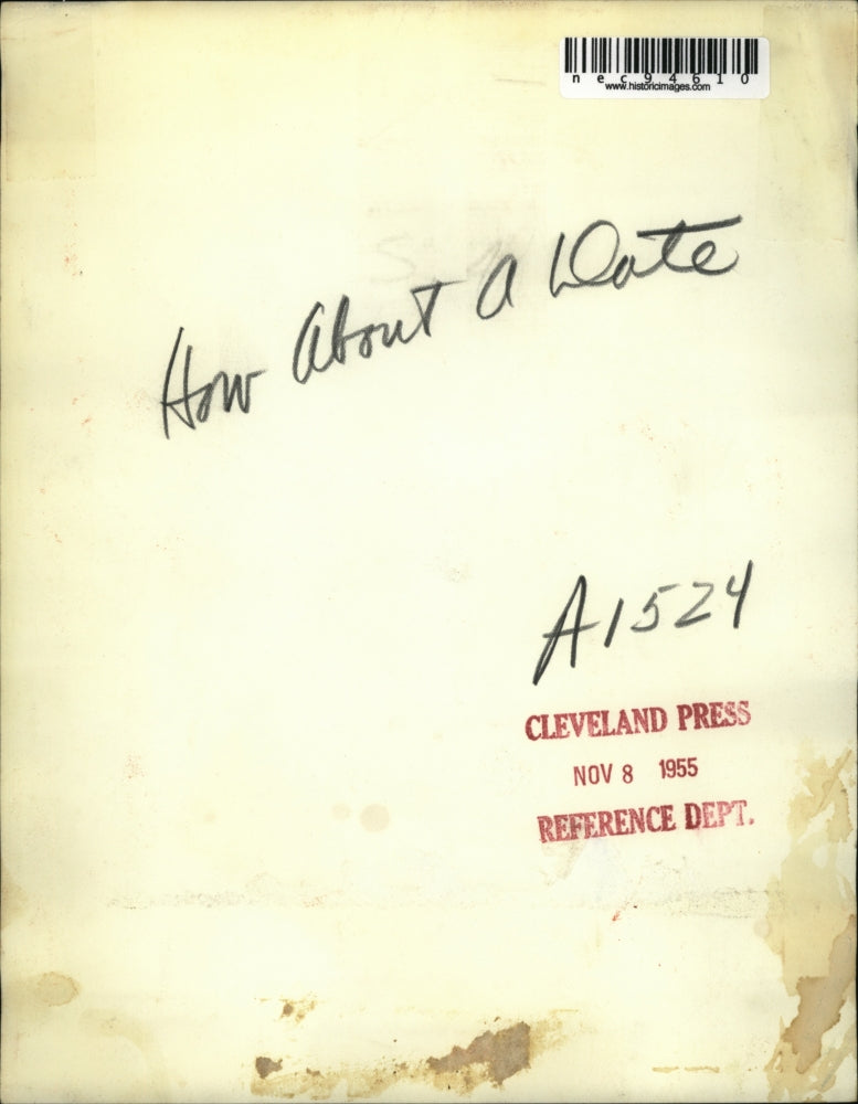 1955 Press Photo A date proposal under a statue