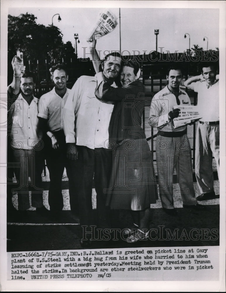 1952 Press Photo BJ Ballard & wife at US Steel Gary plant picket line