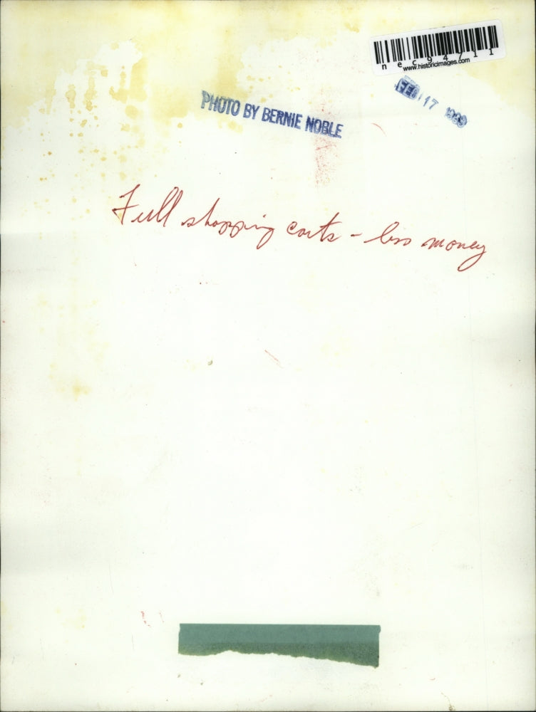 1963 Press Photo Women with carts wait for a bus in Cleveland