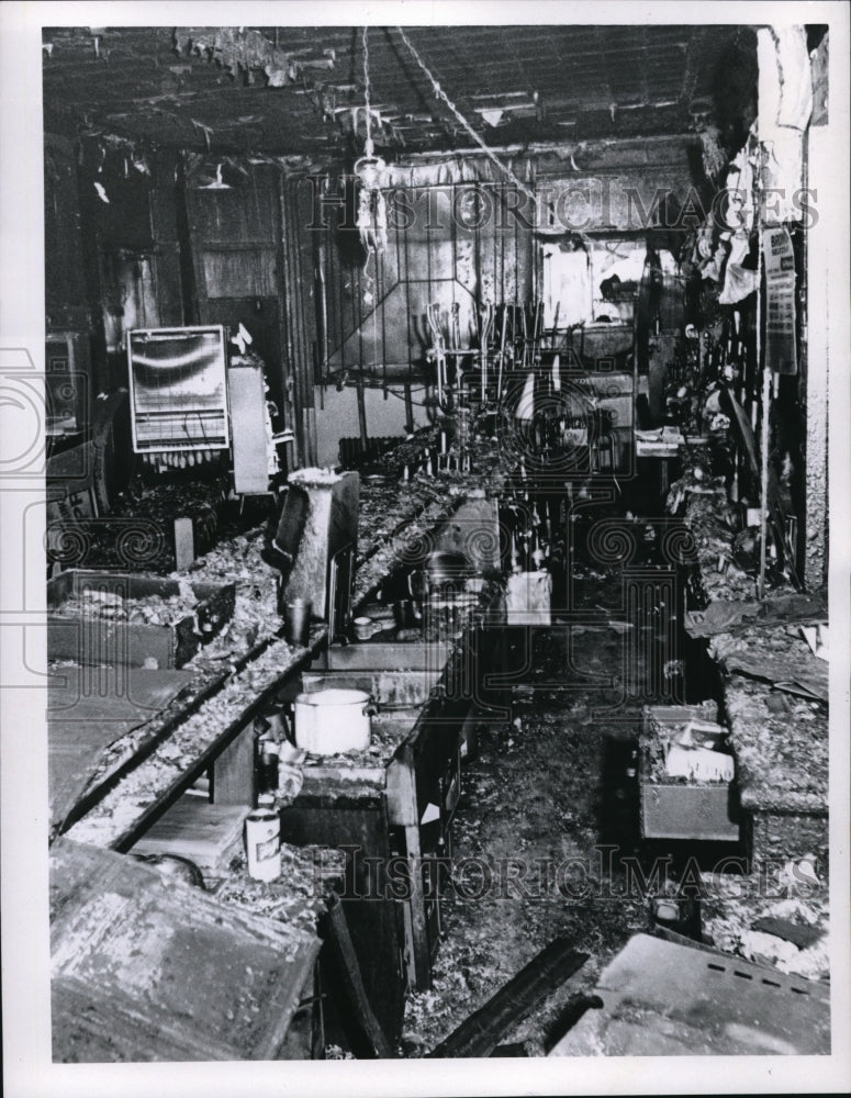1949 Press Photo Destruction at Tom's Bar from a fire in Cleveland