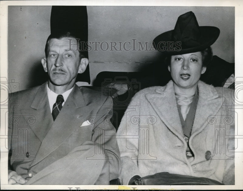 Load image into Gallery viewer, 1946 Press Photo Fresno Calif Mrs Malvinya Steward &amp; husband Irv, forgery charge
