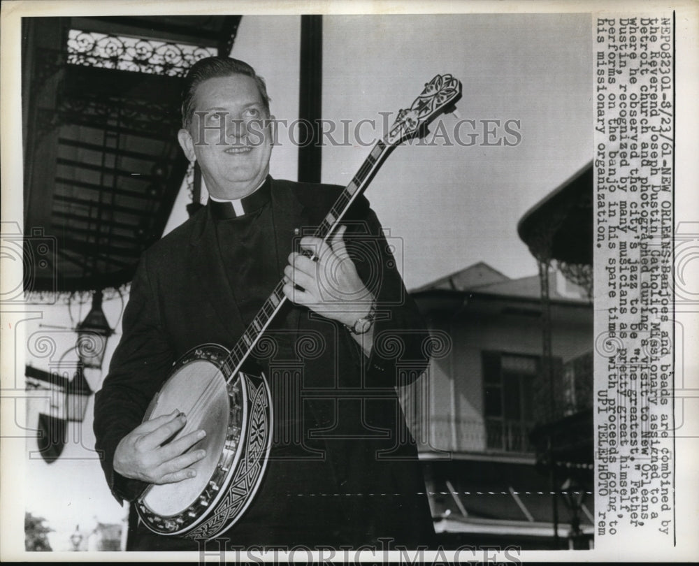 1961 Press Photo Rev. Joseph Dustin playing the banjo during a visit New Orleans- Historic Images