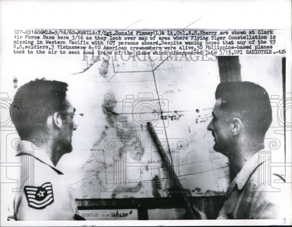 1962 Press Photo T/Sgt. Finney and Lt. Col Sherry at Clark AFB looking at maps- Historic Images