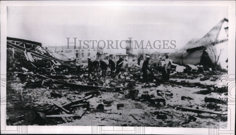 1951 Press Photo Workers search an area where a water tank collapsed.