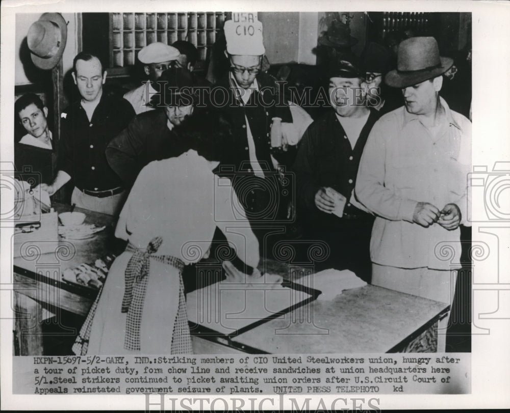 1952 Press Photo Gary Ind Striking CIO steelworkers in chow line at union HQ