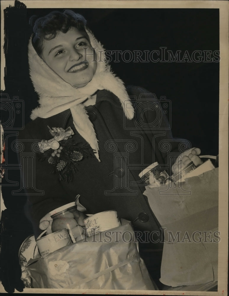 Load image into Gallery viewer, 1950 Press Photo Madeline Gentile at West Jr HS in Cleveland
