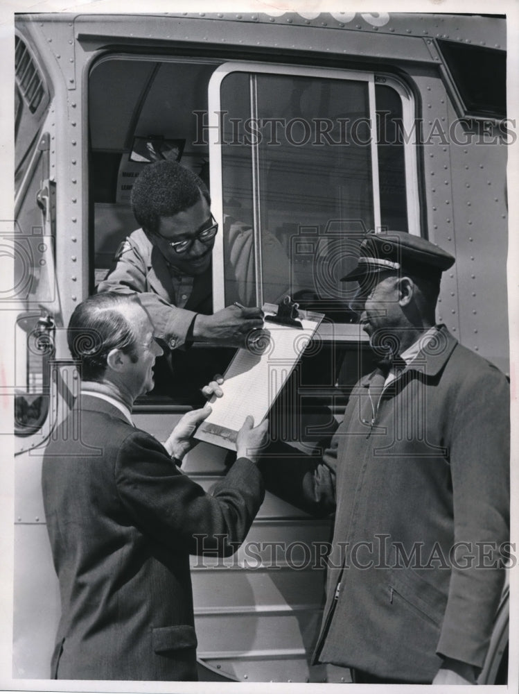 1969 Press Photo Red Cross Richard Cook, James Posey & Driver Louis Miller