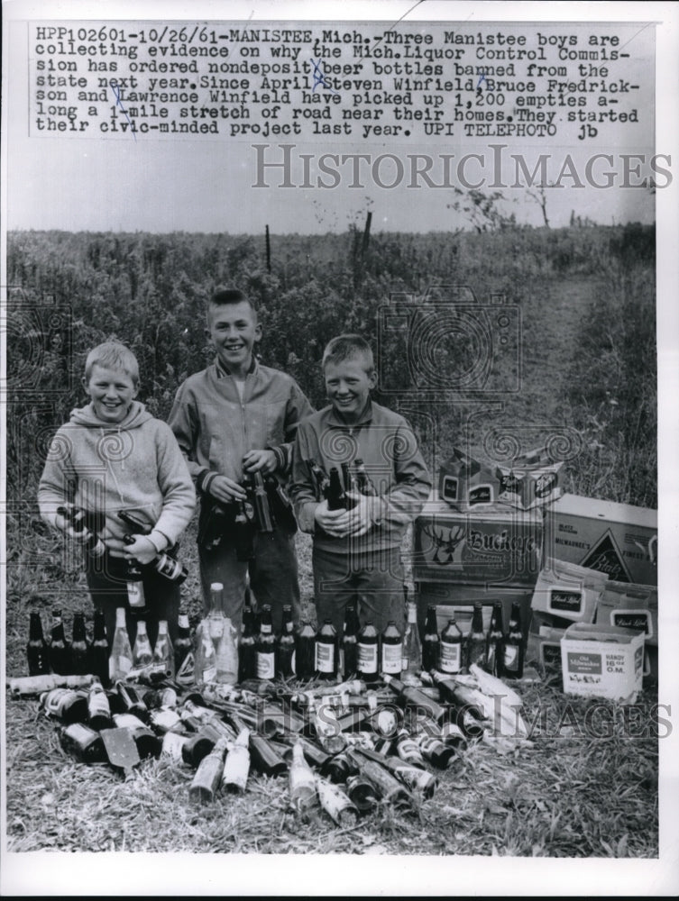 Load image into Gallery viewer, 1961 Press Photo Steven &amp; Lawrence Winfield and Bruce Fredrickson on bottles
