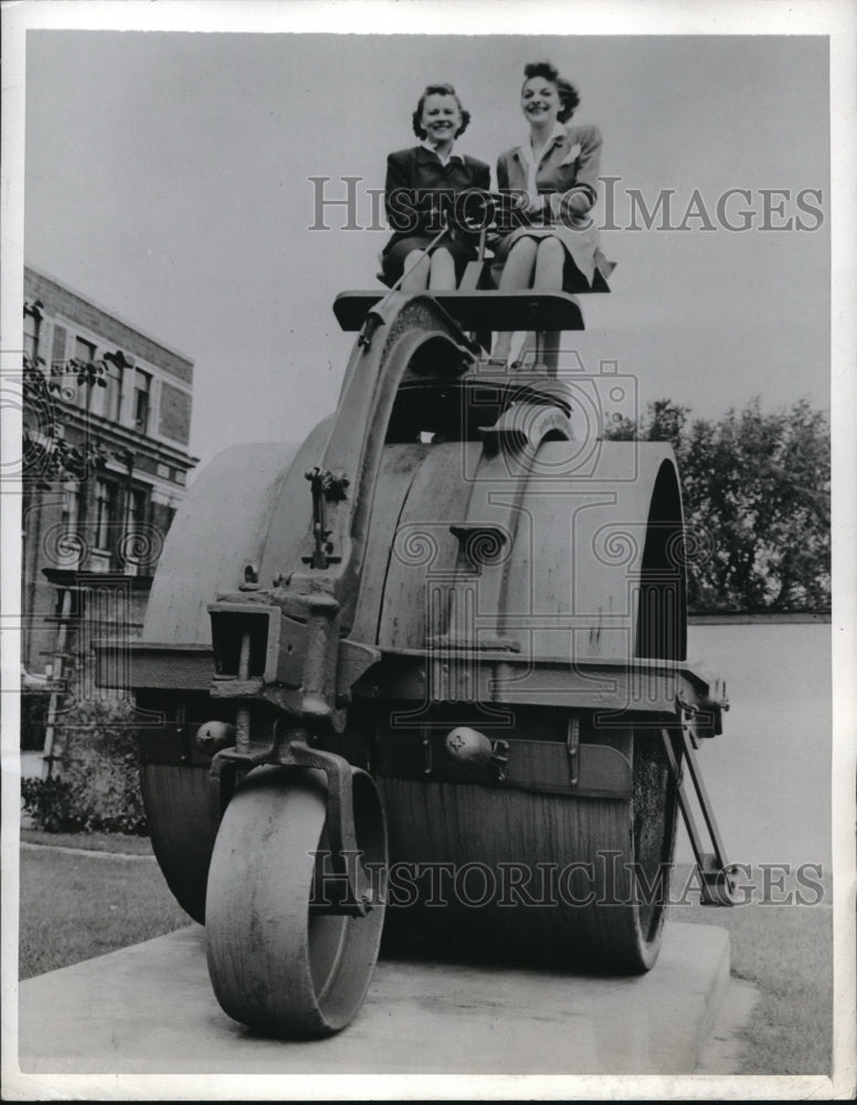 1942 Press Photo Posed atop the horse drawn roller are Fairbank and Morelock