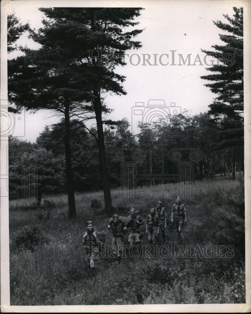 Load image into Gallery viewer, 1949 Press Photo U.S. Boyscouts on a hike
