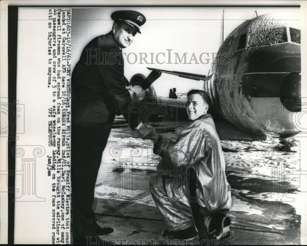 1961 Press Photo Mills thanked McCaskey, one of the many firemen who helped
