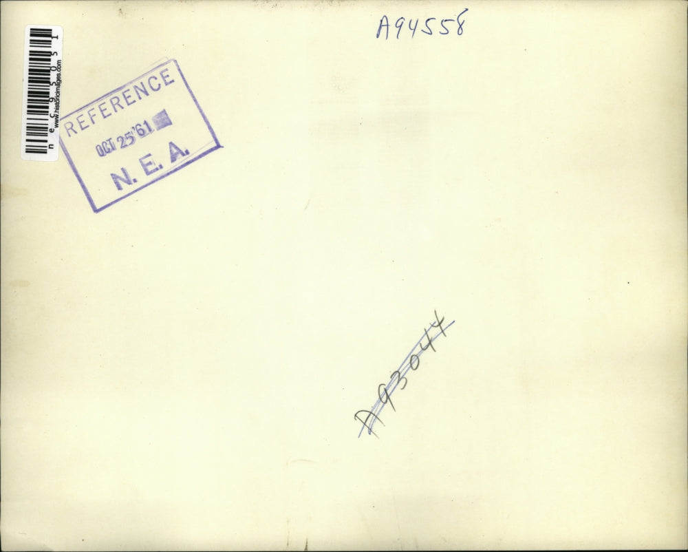 1961 Press Photo Mills thanked McCaskey, one of the many firemen who helped