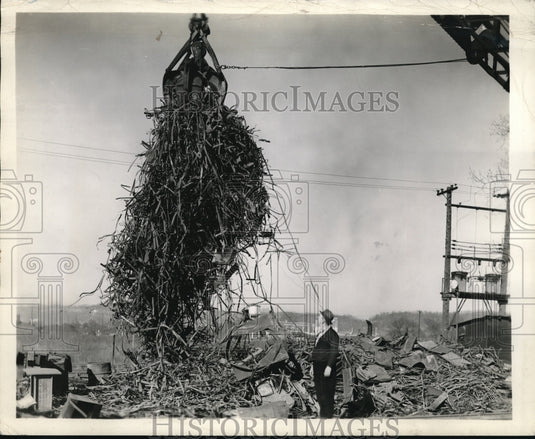 1942 Press Photo Crane Work, US Scrap