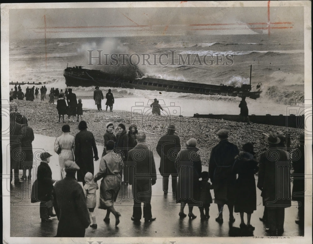 1934 Press Photo A barge driven on rocks ar Sussex coast as crew abandoned it