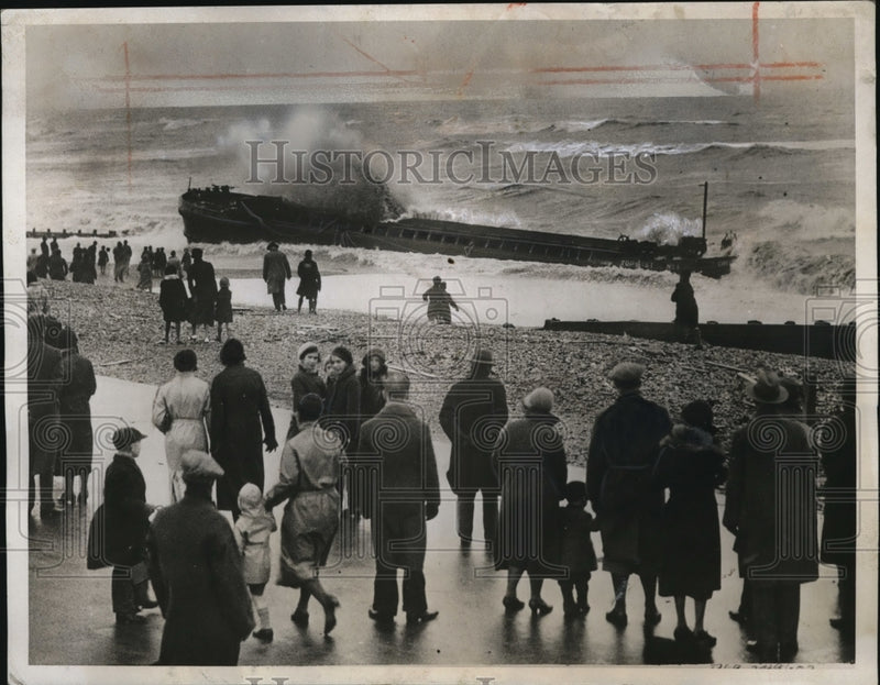 Load image into Gallery viewer, 1934 Press Photo A barge driven on rocks ar Sussex coast as crew abandoned it
