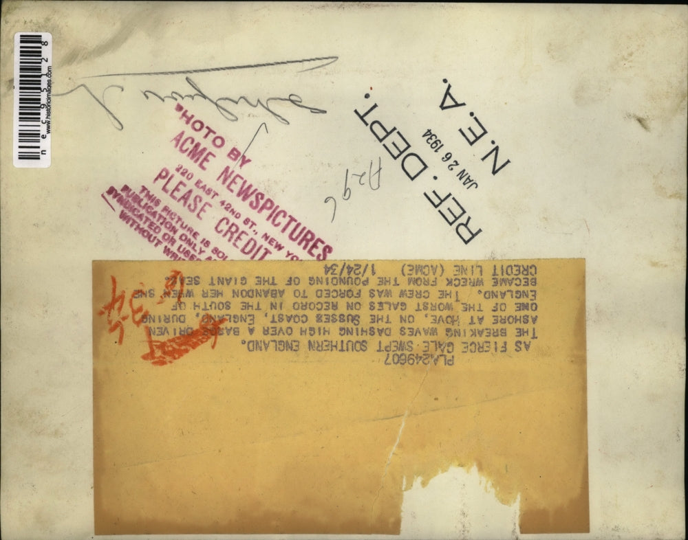 1934 Press Photo A barge driven on rocks ar Sussex coast as crew abandoned it