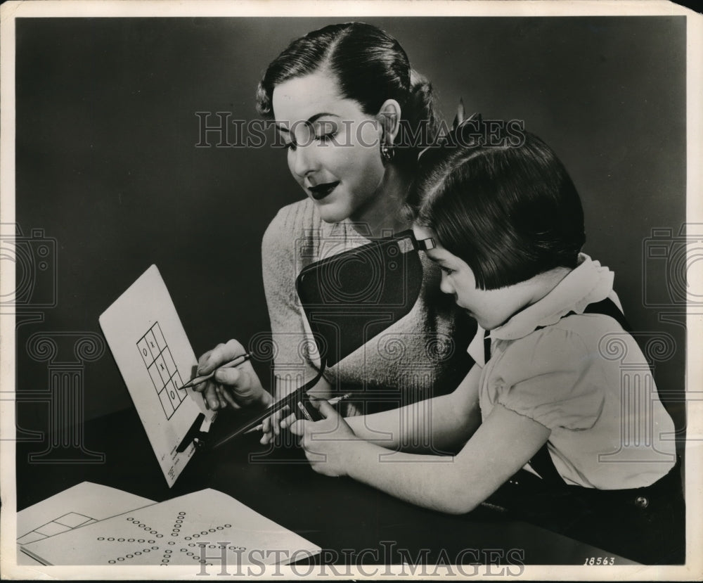 1952 Press Photo Southbridhe Mass new eye exercising instrument test on child